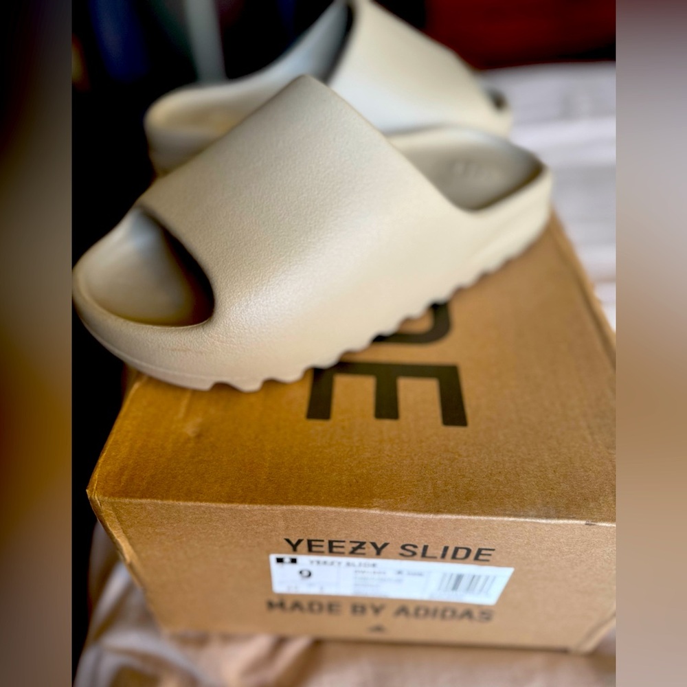 Yeezy Slide Tan color size 9